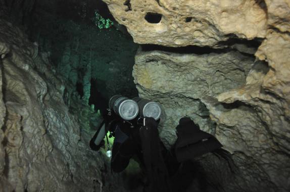 Passagem mais estreita do mergulho no Gran Cenote, na região de Tulum, no Yucatán, sul do México (foto de Luis Leal)